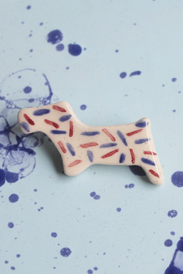 broszki Broszka ceramiczna pies malowany