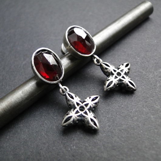 kolczyki srebrne Sztyfty Granaty z ażurem