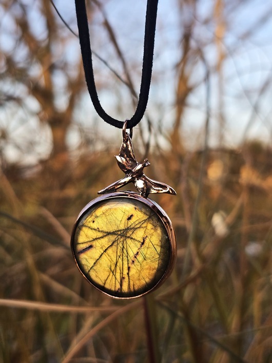 wisiory Naszyjnik z labradorytem i ważką