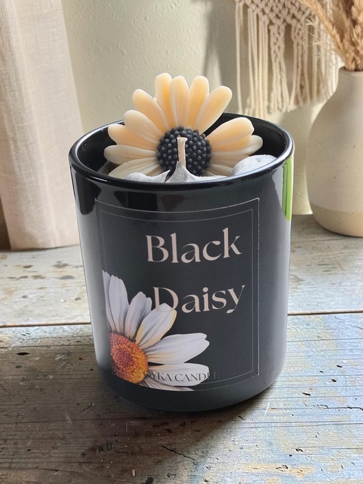 świeczniki i świece Black Daisy 300 ml limitowana seria zapach inspirowany La Vie Est Belle