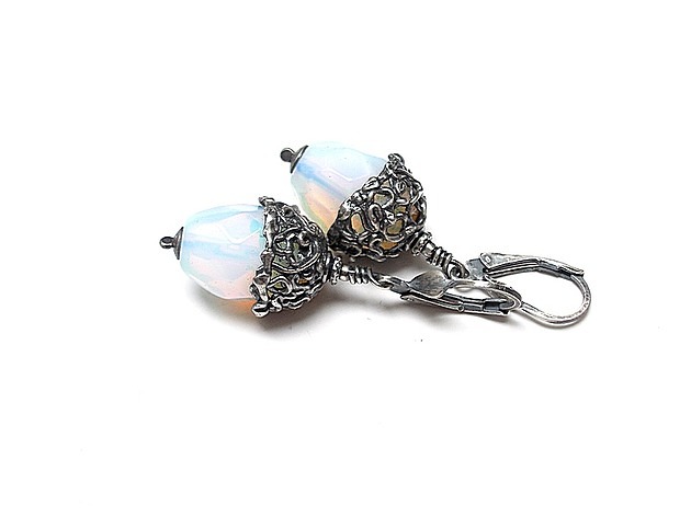kolczyki wire wrapping Opalit  w sweterku - kolczyki