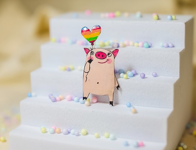 broszki Broszka Gienia z tęczowym balonem w kształcie serca