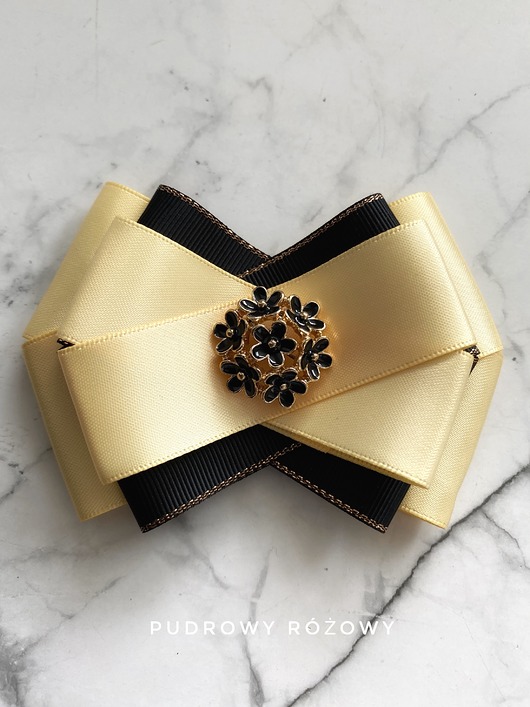 broszki Klasyk! Masełkowa Brosza  z delikatnymi czarno złotymi kwiatkami