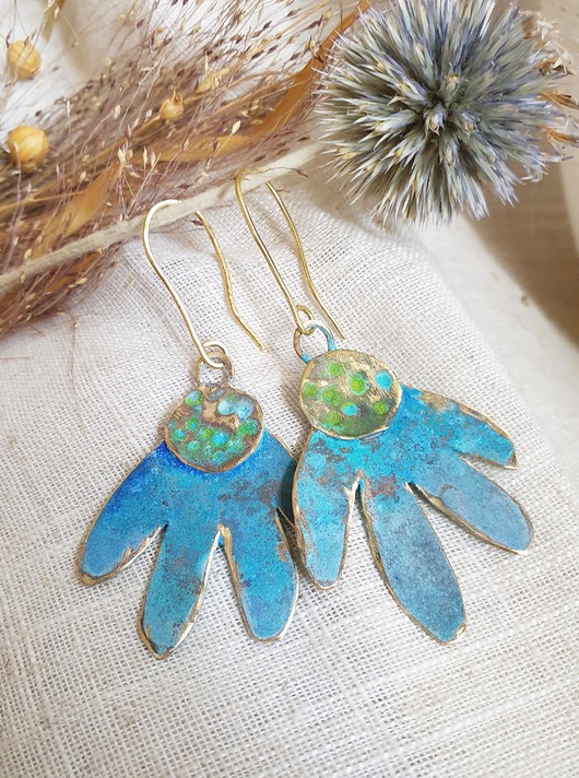 kolczyki z mosiądzu Kolczyki artystyczne długie kwiatki z mosiądzu patynowane