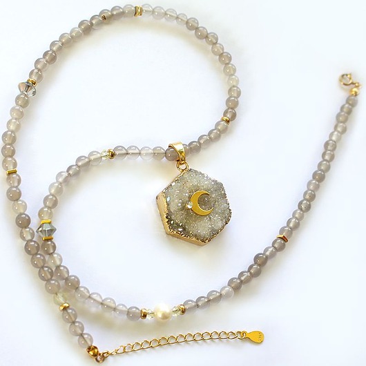 wisiory Unikatowy Choker z szarym agatem, druzą i księżycem