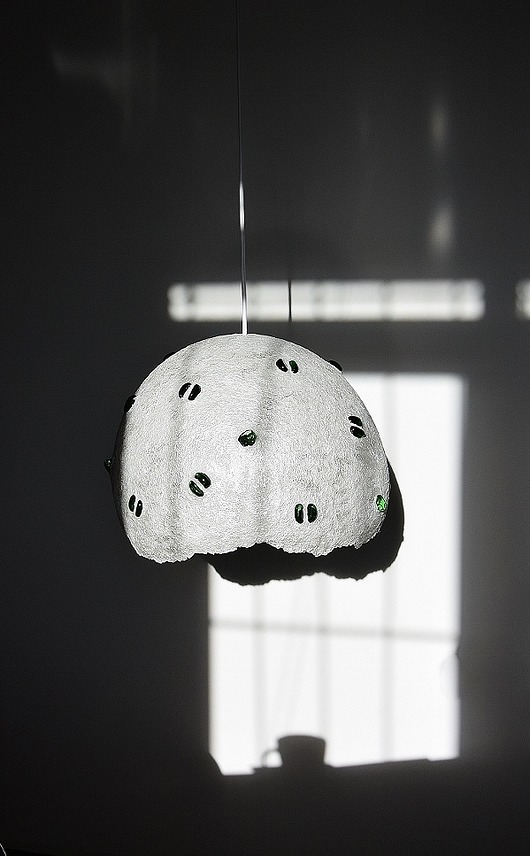 Lampa z zielonymi fasolkami mazuni