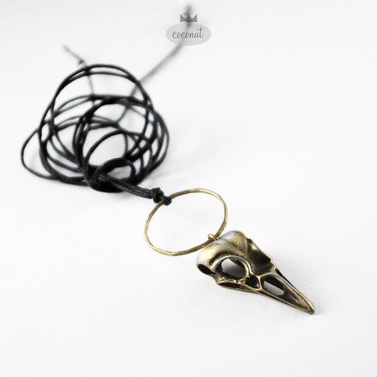 CROW - wisior w stylu boho - czaszka ptaka COCONUT