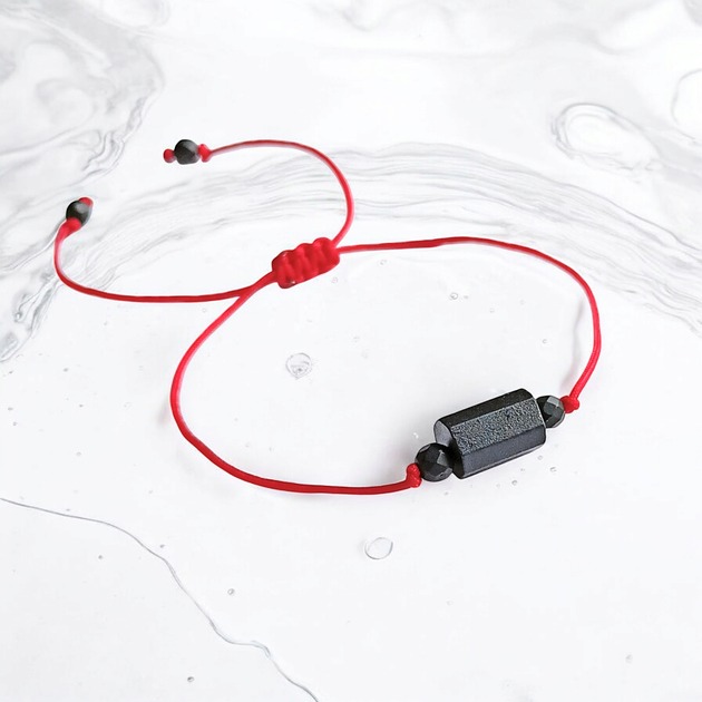 bransoletki z kamieni naturalnych Ochronna bransoletka - czarny turmalin, onyks : czerwony sznurek