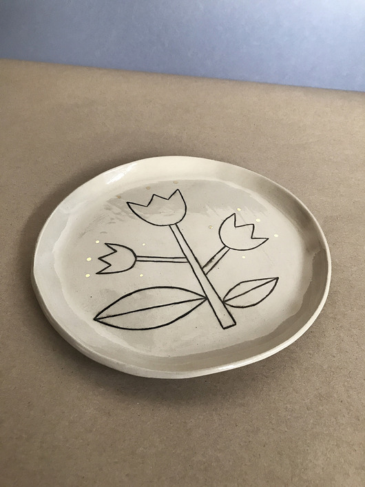 talerze, miski Ceramiczny nieregularny talerz z kwiatkiem