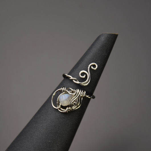 Pierścionek kamień księżycowy wire wrapping Agata Rozanska