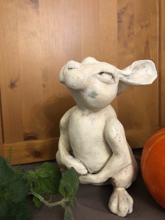 figurki i rzeźby Zając w zadumie
