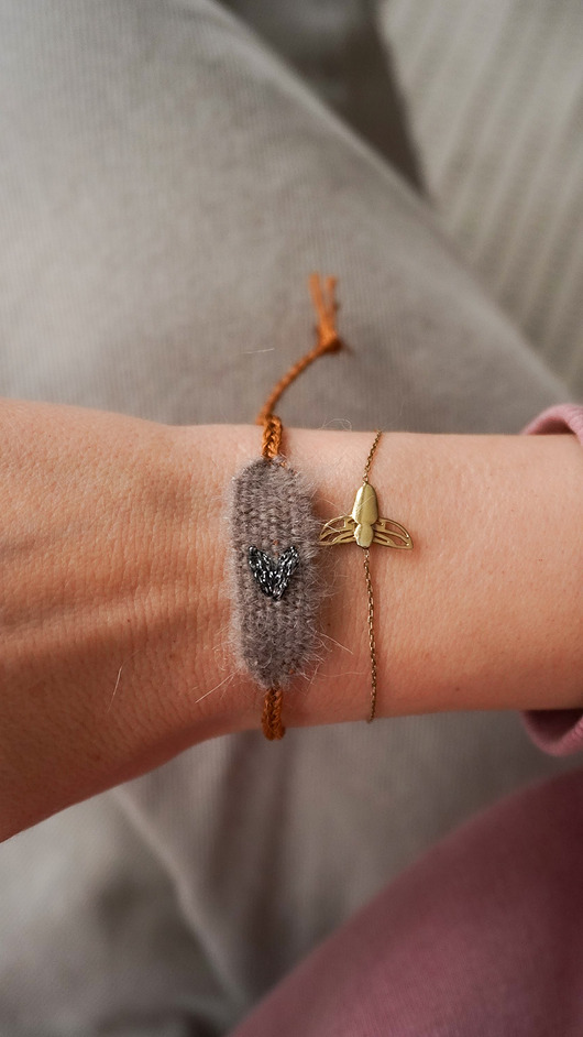 bransoletki - inne Mini bransoletka ręcznie robiona z haftowanym serduszkiem