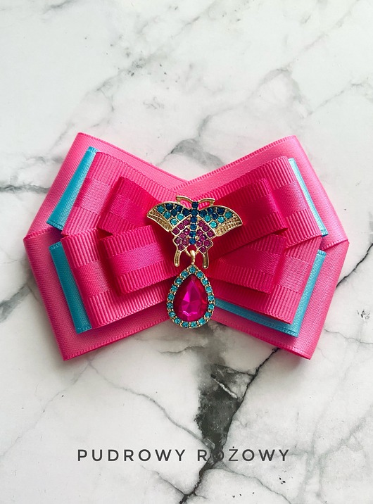 broszki Brosza  z cudnym motylem z wiszącym kryształkiem