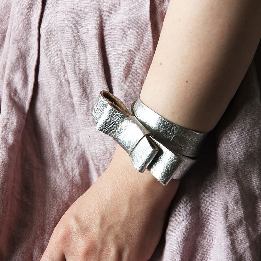 Skórzana bransoletka z kokardką - Silver. RARAMODO