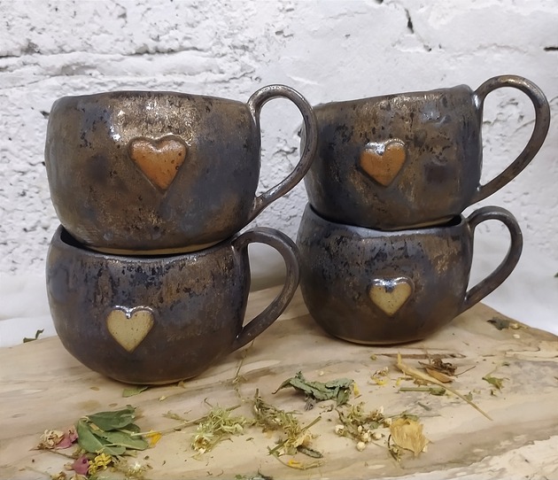 kubki Kubek ceramiczny ręcznie robiony z serduszkiem złoto- brązowy 300 ml