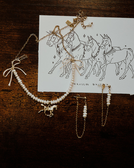 złote naszyjniki Cremello, naszyjnik z koniem, perły