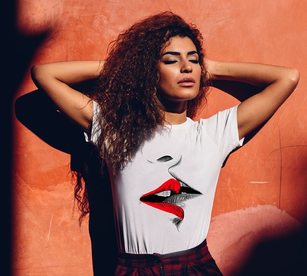 t-shirt damskie Koszulka damska biała Pocałunek