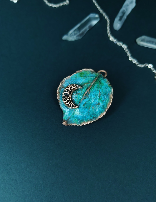 wisiory Liść Jabłoni z Księżycem- kobieca siła