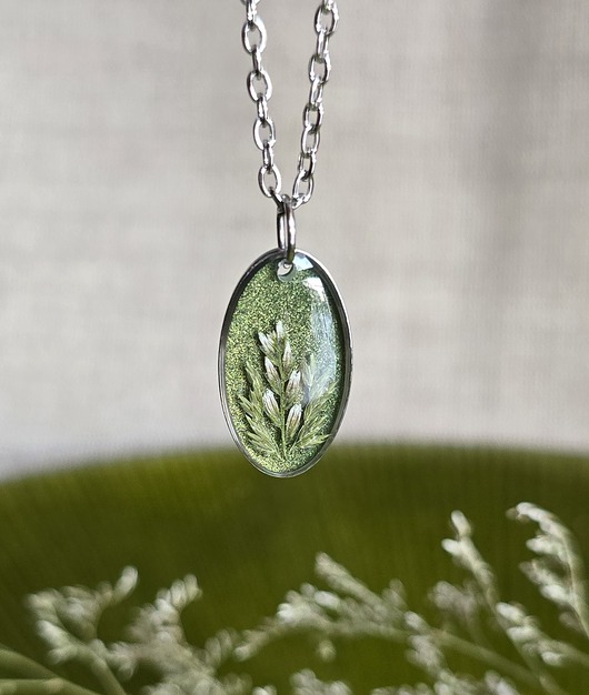wisiory Srebrna zawieszka jajowata suszone kwiaty zboża zielona