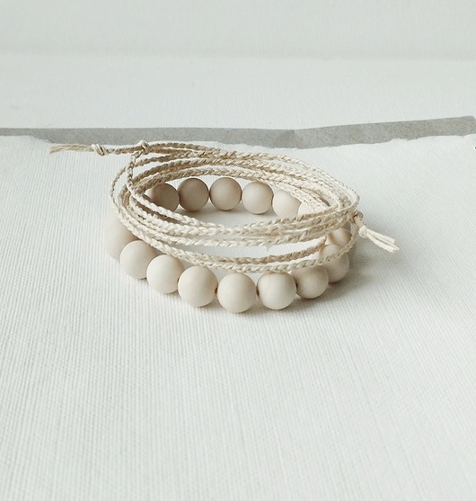 bransoletki z kamieni naturalnych River Stone i jasny len Bransoletki