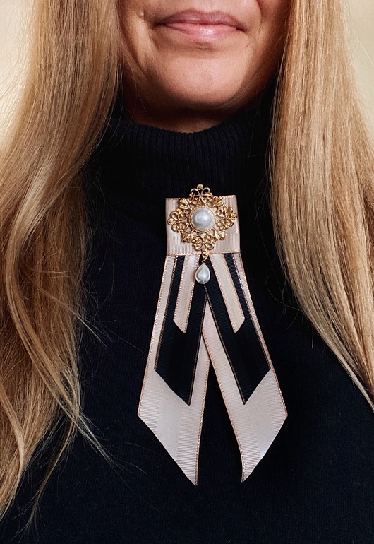 broszki Brosza  / Krawatka czarno złota z perłą  NEW