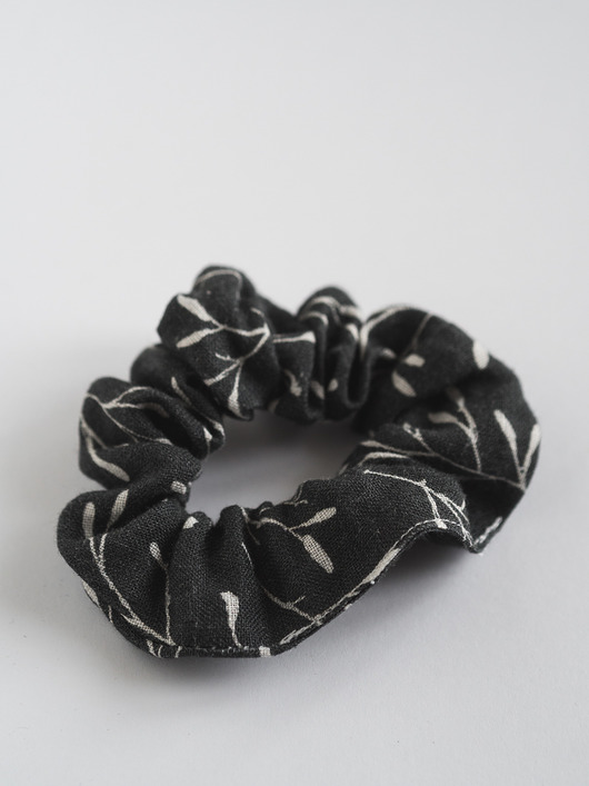gumki do włosów Lniana gumka do włosów (scrunchie) ze wzorem w liście