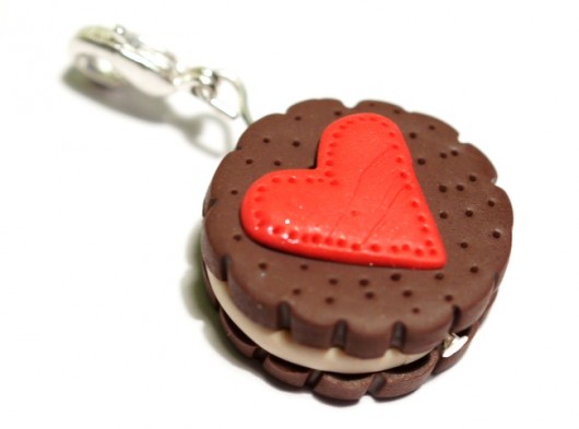 Ciastko z serduszkiem - zawieszka charms Modeliniaki