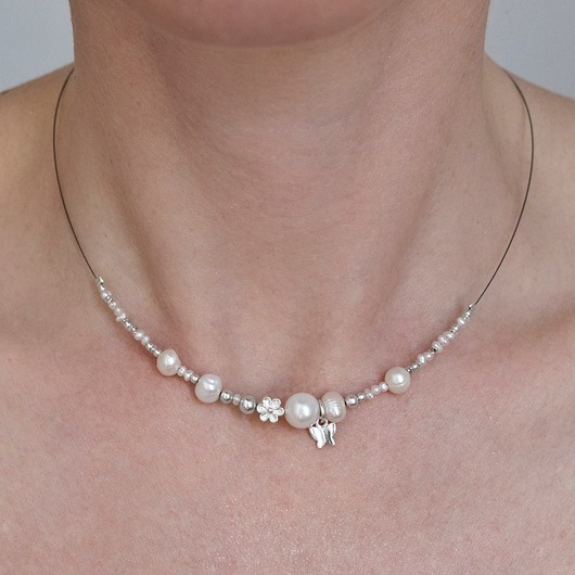 chokery Minimalistyczny choker z perłami i motylkiem