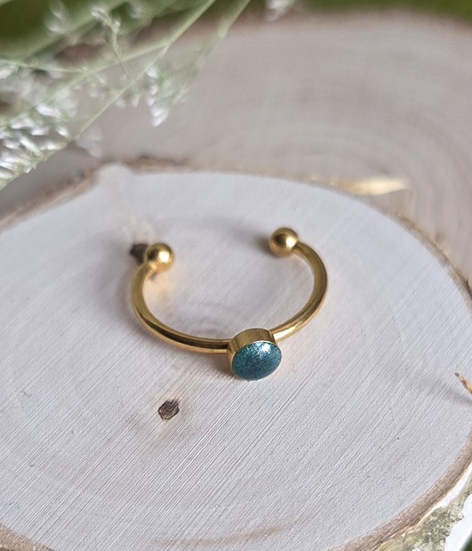 pierścionek z żywicy Pierścionek z zielonym oczkiem złoty minimalistyczny