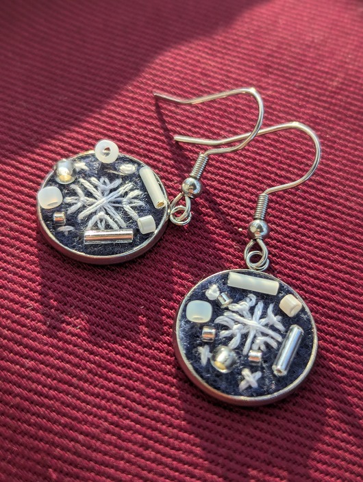 kolczyki - inne Śnieżynki - ręcznie haftowane kolczyki wiszące z koralikami