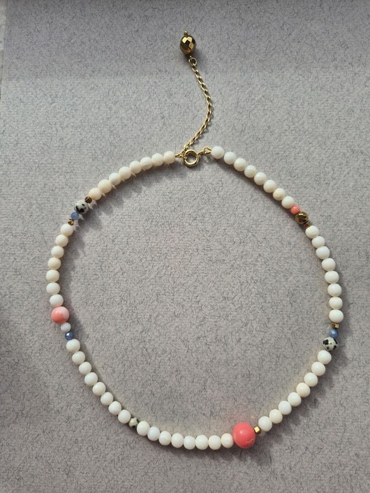 chokery Pastelowy naszyjnik z białych i różowych korali, szafirów