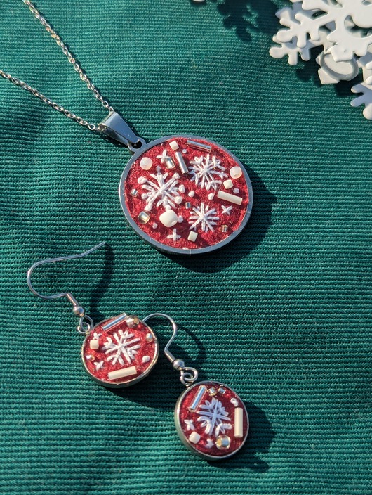 komplet biżuterii KOMPLET Śnieżynki - ręcznie haftowane kolczyki i naszyjnik