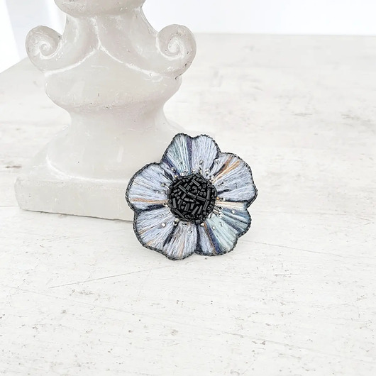 broszki Broszka KWIAT 21 ręcznie haftowana przypinka z koralikami