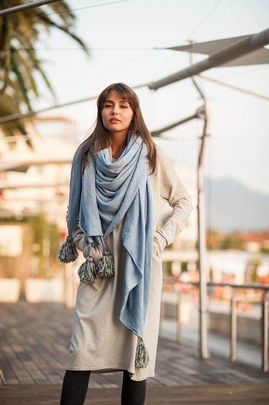 ubrania różne BŁĘKITNY SZAL/CHUSTA Z CHWOSTAMI - Nubee