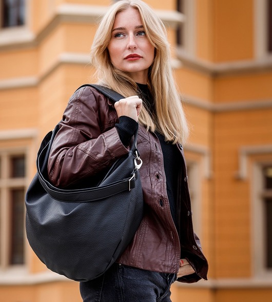 Czarna torebka worek ze skóry ekologicznej Karolina Audycka