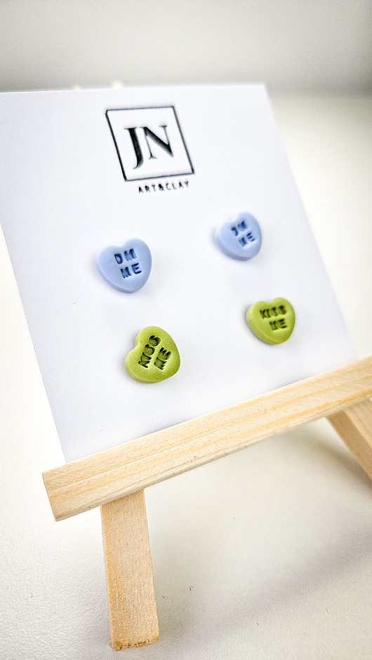 kolczyki z masy plastycznej Kolczyki serduszka z napisami zestaw 2 par