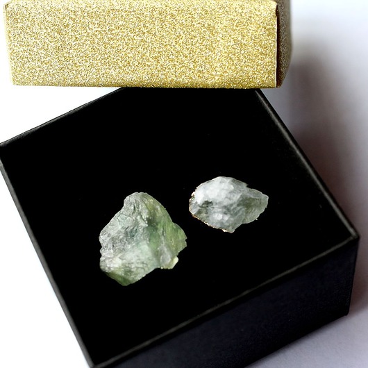 kolczyki pozłacane Fluoryt surowy kolczyki pozłacane asymetryczne