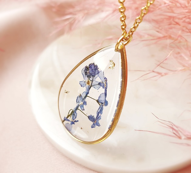 Wisior łezka z niezapominajką Jaskółcze ziele handmade 