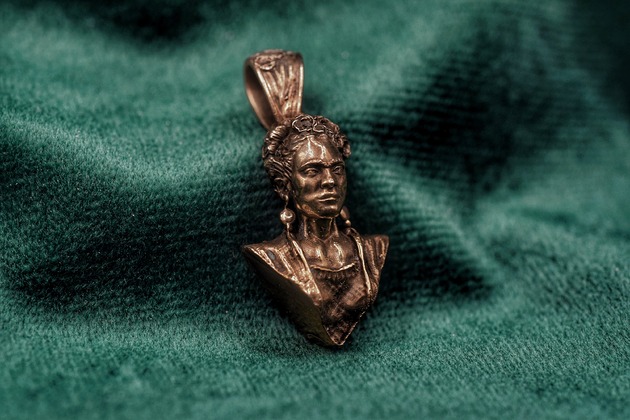 wisiory Frida Kahlo - Wisiorek z brązu