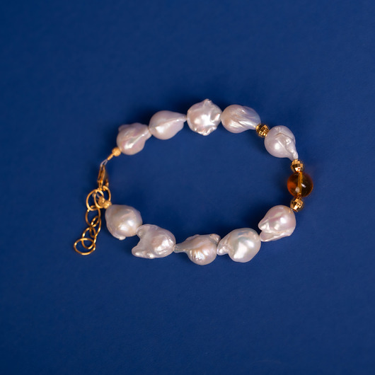 bransoletki - inne Bransoletka z perłami i bursztynową kulką