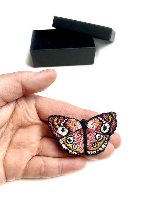 broszki Broszka UNIKAT - ręcznie haftowany, różowy motyl