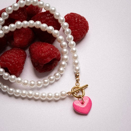 naszyjniki - inne Ręcznie robiony naszyjnik z pereł z zapięciem z przodu i serduszkiem