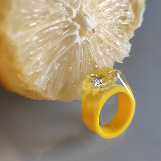 pierścionek z żywicy Żółty pierścionek z cyrkonią