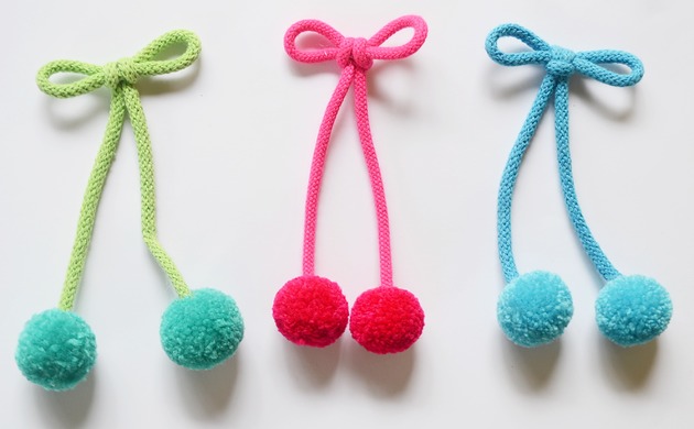 akcesoria różne Kokardy ozdobne z pomponami 10 cm plus pompony.