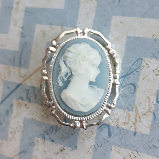 Brosza BŁĘKITNA DAMA Z KUCYKIEM Ikati Jewellery