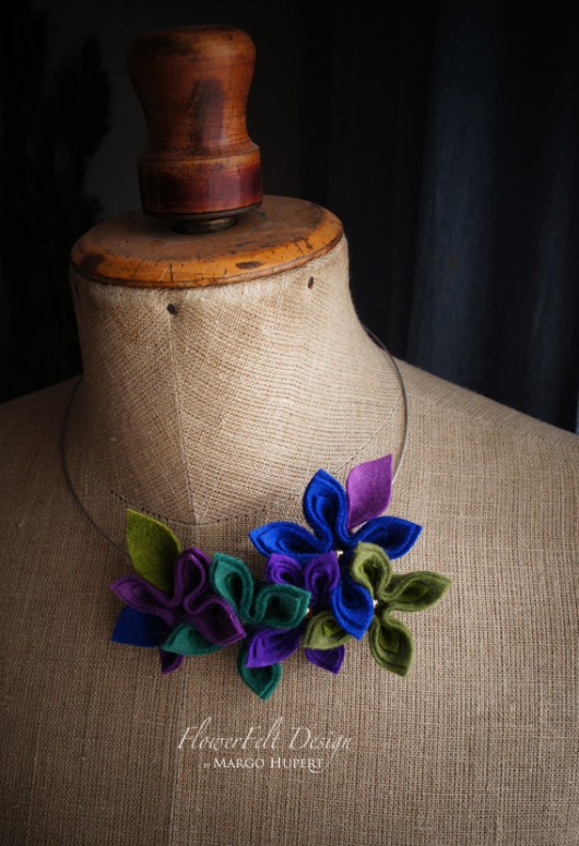 Fiolety i zielenie naszyjnik FlowerFelt Design