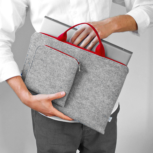 etui na laptopa ETUI Z FILCU na laptopa czerwony zamek