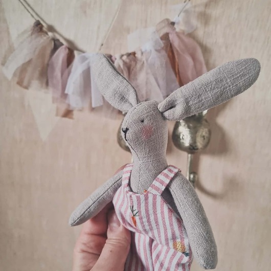 misie i maskotki Królik w ogrodniczkach