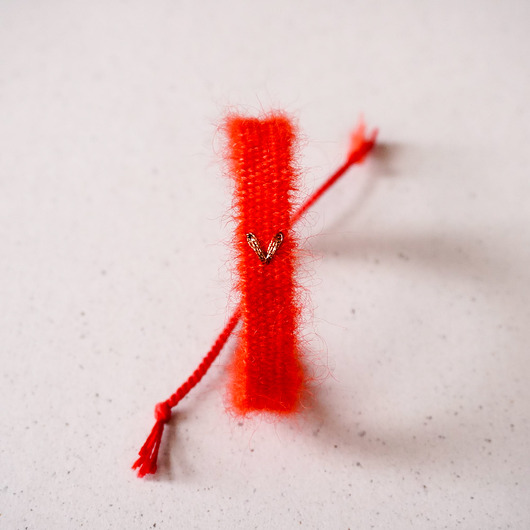 bransoletki - inne Czerwona bransoletka handmade z haftowanym serduszkiem