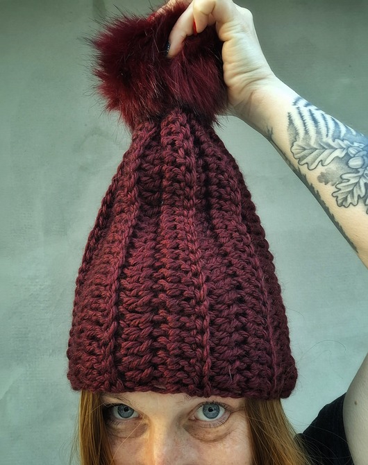 czapki damskie Ciepła czapka szydełkowa Bordo z pomponem